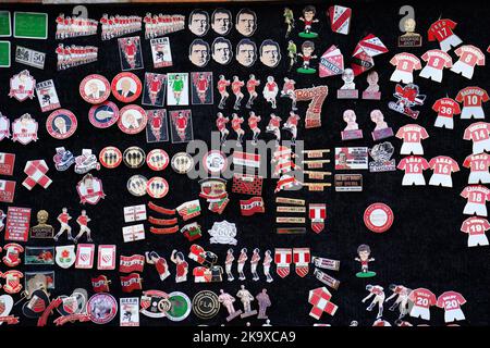 Les badges Manchester United sont en solde avant le match de la Premier League à Old Trafford, Manchester. Date de la photo: Dimanche 30 octobre 2022. Banque D'Images