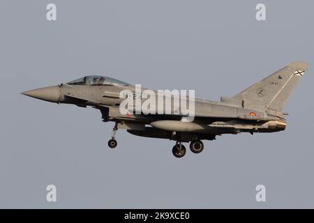 Typhons espagnols Eurofighter revenant à la base aérienne de Gando après une mission pendant l'exercice SIRIO 22. Banque D'Images