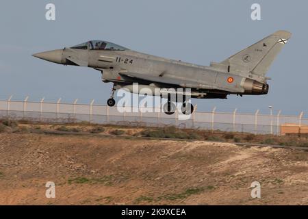 Typhons espagnols Eurofighter revenant à la base aérienne de Gando après une mission pendant l'exercice SIRIO 22. Banque D'Images