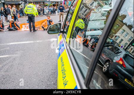 Londres, Royaume-Uni. 30th octobre 2022. Il suffit d'arrêter le pétrole pour continuer leur protestation quotidienne dans le but d'amener le gouvernement à arrêter tous les nouveaux champs pétroliers. Ils bloquent une jonction à proximité de Spitalfields vers le trafic pendant une courte période. Crédit : Guy Bell/Alay Live News Banque D'Images