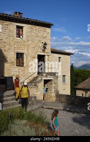 Touristes visitant le vieux village ou le village historique du Poët-Laval Drôme Provence France Banque D'Images