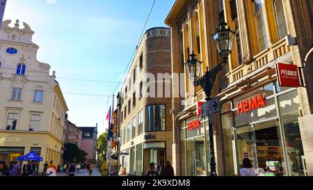 La rue commerçante Flinger Strasse dans la vieille ville de Düsseldorf/Allemagne. La vieille ville est une attraction touristique populaire avec de nombreux magasins et restaurants. Banque D'Images