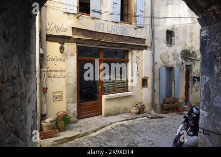 Narrow Street ou Alley & abandonné ou vacant Shop dans la vieille ville ou le quartier historique de Dieulefit Drôme Provence France Banque D'Images