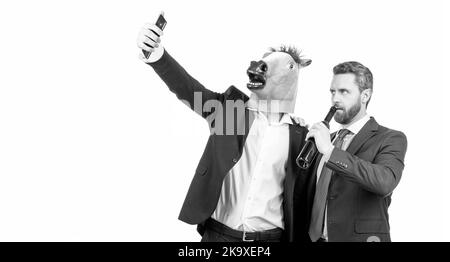 Essayez de le maintenir stable. Des collègues ivres prennent la vidéo de selfie sur smartphone. Enregistrement vidéo Banque D'Images