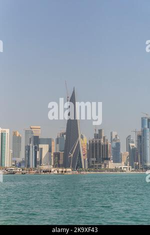 L'horizon de la ville moderne et en plein essor de Doha au Qatar, au Moyen-Orient. La corniche de Doha dans West Bay. Banque D'Images