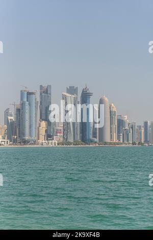 L'horizon de la ville moderne et en plein essor de Doha au Qatar, au Moyen-Orient. La corniche de Doha dans West Bay. Banque D'Images