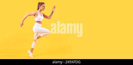 coureur de fitness fille courant sur fond jaune. Femme saut de la bannière de course avec maquette d'espace de copie. Banque D'Images