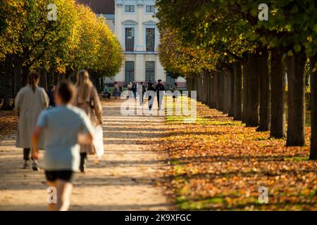 Berlin, Allemagne. 30th octobre 2022. Avec les températures estivales, vous apprécierez le temps tout en vous promenant dans le jardin du palais de Charlottenburg. Credit: Christophe bateau/dpa/Alay Live News Banque D'Images