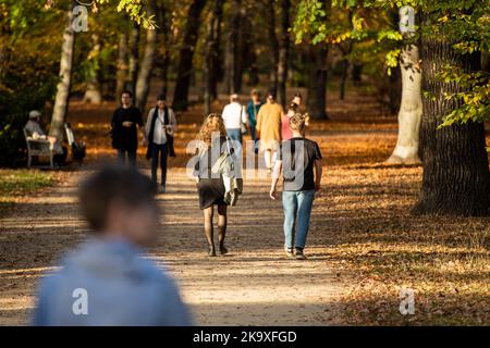 Berlin, Allemagne. 30th octobre 2022. Avec les températures estivales, vous apprécierez le temps tout en vous promenant dans le jardin du palais de Charlottenburg. Credit: Christophe bateau/dpa/Alay Live News Banque D'Images