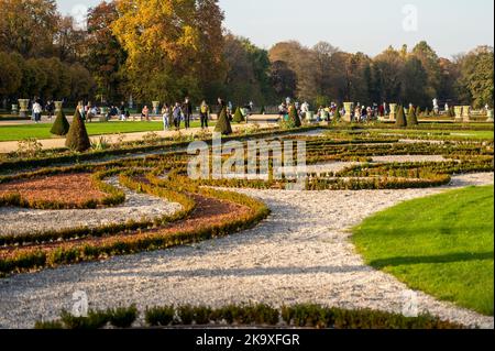 Berlin, Allemagne. 30th octobre 2022. Avec les températures estivales, vous apprécierez le temps tout en vous promenant dans le jardin du palais de Charlottenburg. Credit: Christophe bateau/dpa/Alay Live News Banque D'Images