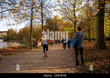 Berlin, Allemagne. 30th octobre 2022. Avec les températures estivales, vous apprécierez le temps tout en vous promenant dans le jardin du palais de Charlottenburg. Credit: Christophe bateau/dpa/Alay Live News Banque D'Images