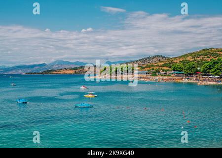 Ksamil, Albanie - 5 août 2020 : vue sur la belle station balnéaire - baie de mer avec eau turquoise, sable blanc, personnes, détente, bronzage et baignade Banque D'Images