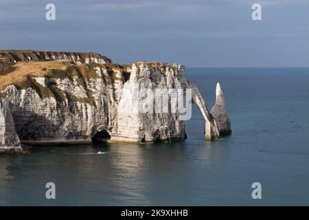 L'Arc de la porte d'aval et l'aiguille, Étretat, Normandie, France Banque D'Images