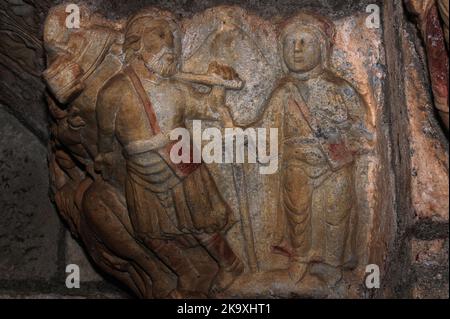 Sainte-Hélène, mère du premier empereur chrétien romain, se prépare à son pèlerinage pour trouver la vraie Croix : capitale romane sculptée fin 1100s au-dessus de la statue du pilier de Sainte-Hélène, dans le portail nord de la Basilique Saint-Just-de-Valcabrère, consacrée en 1200 AD dans le village pyrénéen de Valcabrère, Occitanie, France. Banque D'Images