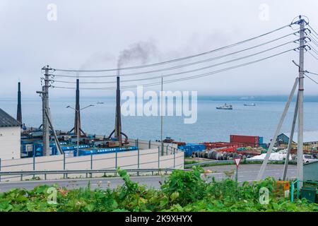 Yuzhno-Kurilsk, Russie - 01 août 2022 : centrale diesel avec cheminées de fumée sur l'île Banque D'Images