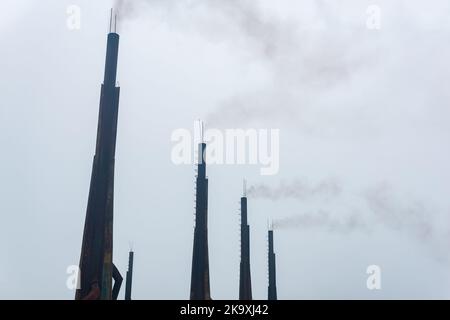 fumer des cheminées d'une centrale diesel contre un ciel nuageux Banque D'Images