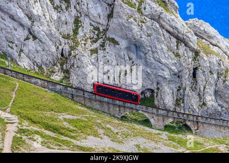 Train à crémaillère grimpant au sommet du mont Pilatus dans le canton de Lucerne, Suisse. Le chemin de fer à crémaillère le plus raide du monde Banque D'Images