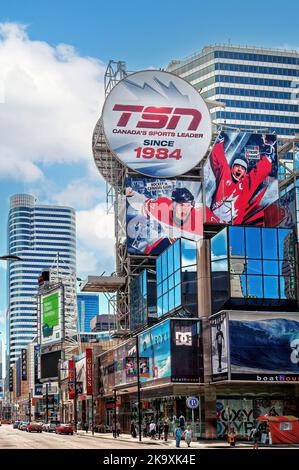 Toronto, Canada - 26 juin 2011 : un énorme panneau d'affichage pour TSN (The Sports Network) à Toronto, sur la rue Yonge. TSN a été l'une des premières spécialités de câble c Banque D'Images