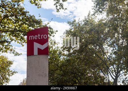 Lisbonne, Portugal - 30 octobre 2022: Un panneau pour le métro de Lisbonne, devant une station dans la ville de Lisbonne, Portugal. Banque D'Images