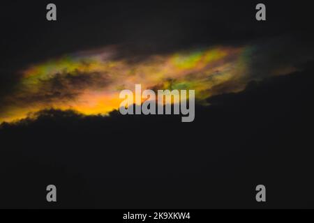 Un nuage arc-en-ciel appelé nuage iridescence nature arrière-plan Banque D'Images