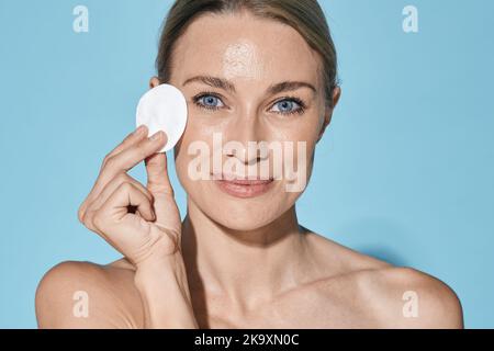 Maquillage et élimination soins et nettoyage de la peau. Belle femme avec tampon de coton cosmétique près de son visage prenant soin de la peau Banque D'Images