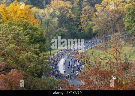 Washington, États-Unis. 30th octobre 2022. Les couleurs de l'automne sont mises en évidence tandis que les coureurs du Marathon du corps des Marines font le virage à la marque de neuf milles dans le parc Rock Creek à Washington, DC, dimanche, 30 octobre 2022. Le marathon a fait son retour en personne après les années de pandémie de 2020 et 2021. Photo de Pat Benic/UPI crédit: UPI/Alay Live News Banque D'Images