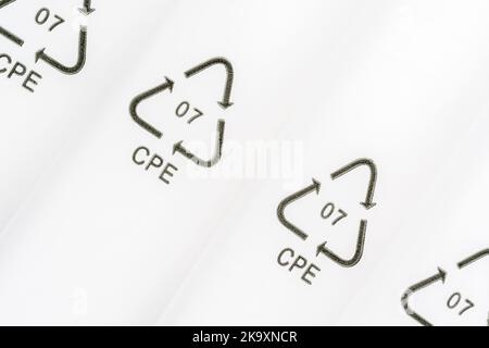Gros plan de 07 codes résine plastique / Code d'identification résine 7 sur l'emballage plastique. Ici CPE fait référence au recyclage des plastiques composites. Banque D'Images