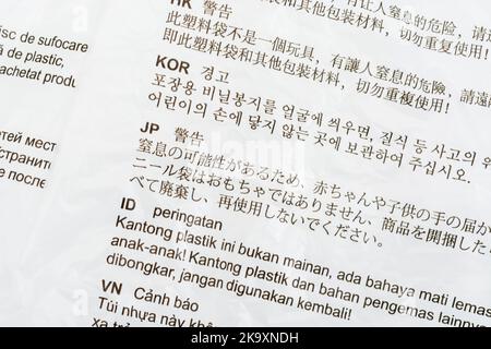 Danger de suffocation avertissement (langues de l'extrême-Orient) sur sac HDPE / polyéthylène haute densité. Pour l'avertissement de sécurité des enfants, le recyclage du plastique Banque D'Images