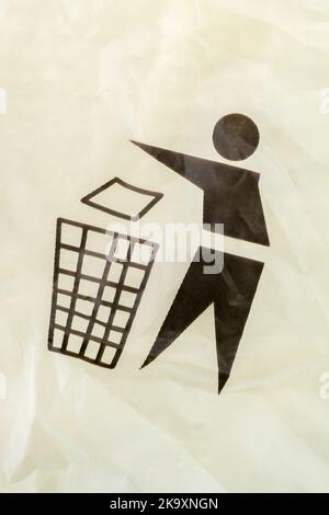 Symboles de recyclage - pictogramme Tidyman - sur un sac en plastique recouvrant une boîte de produit. Symboles internationaux de recyclage, symbole de recyclage, garder la Grande-Bretagne propre Banque D'Images