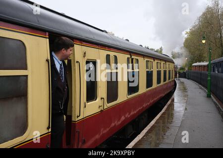 Garde sur le train à vapeur, la gare de Pickering, le chemin de fer de North Yorkshire Moors. Banque D'Images