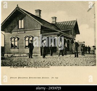 La gare a été construite en 1895. En 1935, la maison de la gare a été reconstruite, où l'ancien dans la classe la salle à manger a été changée en salle d'attente et d'expédition. Les premières années, la gare n'avait pas de vente de billets, mais n'était qu'une station de résidence pour voyager, qui quand le train a fait un détour à Mariefred ici a pris des repas ou comme ça. La station est mise au rebut depuis 1995 par la bannière du musée Öslj. La station a été nommée au cours des dernières années, le 1990s, Laysta-Mariefred. Banque D'Images