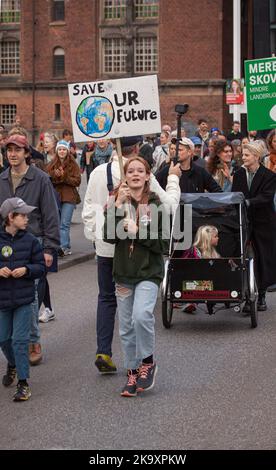 Jeune fille tenant un signe lisant sauver notre avenir avec un dessin de la Terre. En arrière-plan un vélo de cargaison avec une fille. Le climat du peuple Ma Banque D'Images