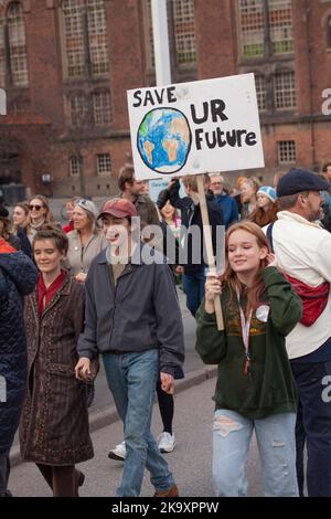Jeune fille tenant un signe lisant sauver notre avenir avec un dessin de la Terre. La Marche pour le climat des peuples pour soutenir l'action sur le climat mondial Banque D'Images