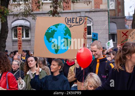 Jeune femme tenant un signe lisant avec un dessin de la Terre disant AIDE dans la bulle de la parole. La Marche pour le climat des peuples pour soutenir l'action sur g Banque D'Images