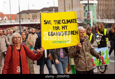 Les grands-parents ont un panneau portant la lecture Save the Climate pour mes petits-enfants. La Marche pour le climat des peuples pour soutenir l'action sur le changement climatique mondial. COPE Banque D'Images