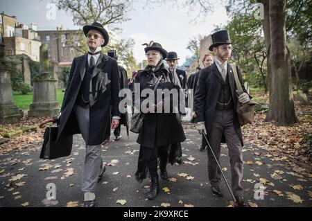 Londres, Royaume-Uni. 30th octobre 2022. Rassemblement d'Halloween par la Société de Salome au cimetière de Brompton. Les fidèles impeccablement habillés de la mode et de la culture de l'époque victorienne, édouardienne et art déco se rassemblent au cimetière classé de Grade I. Credit: Guy Corbishley/Alamy Live News Banque D'Images
