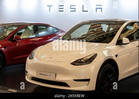 Hong Kong, Chine. 08th octobre 2022. Une salle d'exposition présentant la société automobile américaine Tesla Motors, des véhicules électriques (EV) tels que la voiture modèle y en blanc dans un centre commercial de Hong Kong. (Photo par Sebastian ng/SOPA Images/Sipa USA) crédit: SIPA USA/Alay Live News Banque D'Images