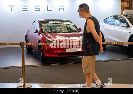 Hong Kong, Chine. 08th octobre 2022. Un client mystère se tient devant la société américaine Tesla Motors, qui expose des véhicules électriques (EV) tels que les modèles X et y dans un centre commercial de Hong Kong. (Photo par Sebastian ng/SOPA Images/Sipa USA) crédit: SIPA USA/Alay Live News Banque D'Images