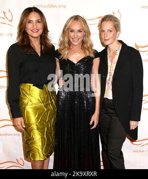 Mariska Hargitay, Tracy Pollan et Ali Wentworth assistant à la Fondation Michael J. Fox 2022 « Une chose drôle s'est produite sur la voie de la guérison Parkinson » Gala qui s'est tenue à Cipriani South Street à Casa Cipriani sur 29 octobre 2022 à New York, NY ©Steven Bergman/AFF-USA.COM Banque D'Images