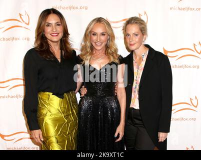 Mariska Hargitay, Tracy Pollan et Ali Wentworth assistant à la Fondation Michael J. Fox 2022 « Une chose drôle s'est produite sur la voie de la guérison Parkinson » Gala qui s'est tenue à Cipriani South Street à Casa Cipriani sur 29 octobre 2022 à New York, NY ©Steven Bergman/AFF-USA.COM Banque D'Images