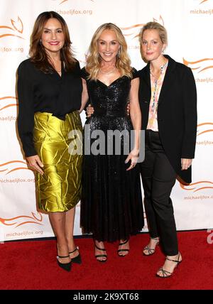 Mariska Hargitay, Tracy Pollan et Ali Wentworth assistant à la Fondation Michael J. Fox 2022 « Une chose drôle s'est produite sur la voie de la guérison Parkinson » Gala qui s'est tenue à Cipriani South Street à Casa Cipriani sur 29 octobre 2022 à New York, NY ©Steven Bergman/AFF-USA.COM Banque D'Images