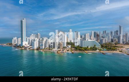 Les gratte-ciels modernes dans le Cartagena en Colombie panorama aérien ciel nuages vue Banque D'Images