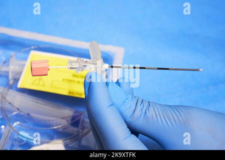 Aiguille pour l'anesthésie épidurale dans les mains d'un médecin de près Banque D'Images