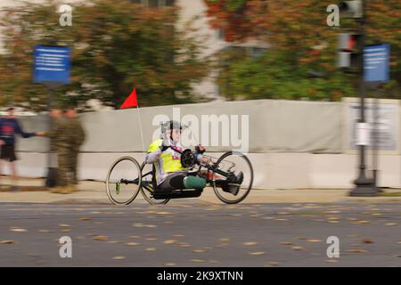 Washington DC, États-Unis. 30 octobre 2022. Un cycliste fait une course dans la rue pendant le Marathon Marine corps de 2022. Credit: Philip Yabut/Alay Live News Banque D'Images