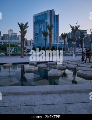 Vue de la corniche de Doha au coucher du soleil montrant les drapeaux des pays participants avec des gens qui célèbrent. Préparation du Qatar pour la coupe du monde de la FIFA 2022 Banque D'Images