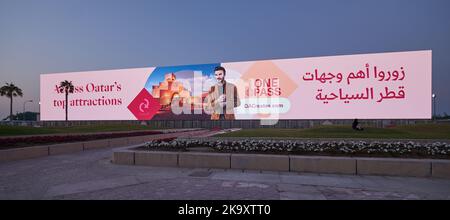 Doha corniche coucher de soleil vue montrant grand écran de plein air promotion du tourisme au Qatar. Préparation du Qatar pour la coupe du monde de la FIFA 2022 Banque D'Images