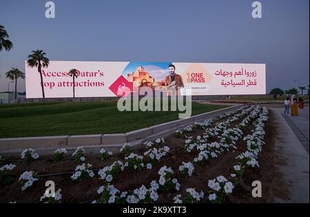 Doha corniche coucher de soleil vue montrant grand écran de plein air promotion du tourisme au Qatar. Préparation du Qatar pour la coupe du monde de la FIFA 2022 Banque D'Images