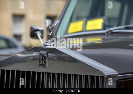 Une limousine fermée Rolls-Royce Phantom VI de 1972 avec deux billets de parking au Royal Crescent à Bath, au Royaume-Uni Banque D'Images