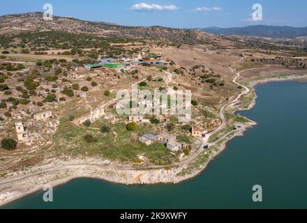 Vue aérienne du village abandonné d'Evretou sur le côté du réservoir d'Evretou, district de Paphos, Chypre. Banque D'Images