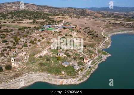 Vue aérienne du village abandonné d'Evretou sur le côté du réservoir d'Evretou, district de Paphos, Chypre. Banque D'Images